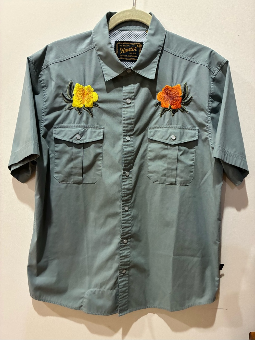 Howler Brothers - SHORTSLEEVE - embroidered Hibiscus Flower - size MEDIUM